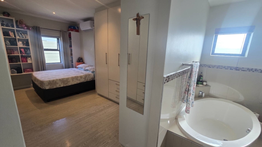 5 Bedroom Property for Sale in Sunningdale Western Cape